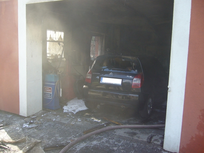 Pożar na Boguszowickiej. Spłonął samochód i warsztat, KMPSP Żory