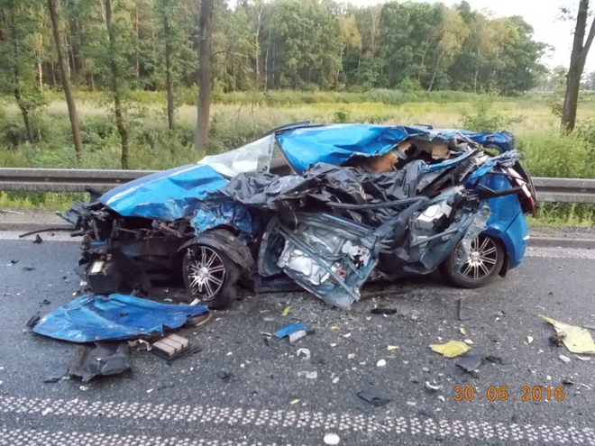 Tragiczny wieczór w Suszcu. Samochód zderzył się z TIR-em, zginęła jedna osoba, KPPSP Pszczyna