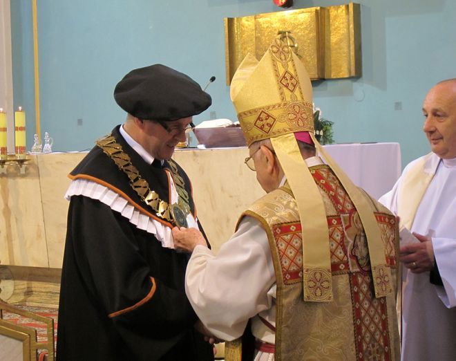 Podczas Mszy św. Biskupowi nadano także tytuł Honorowego Członka Cechu Rzemiosł Różnych.