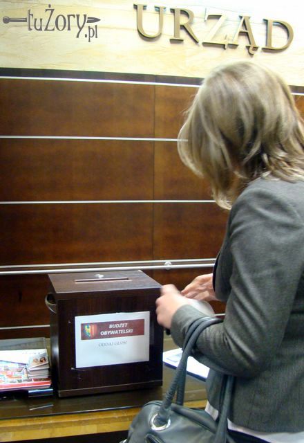 Urny do głosowania ustawione są w obu siedzibach magistratu.