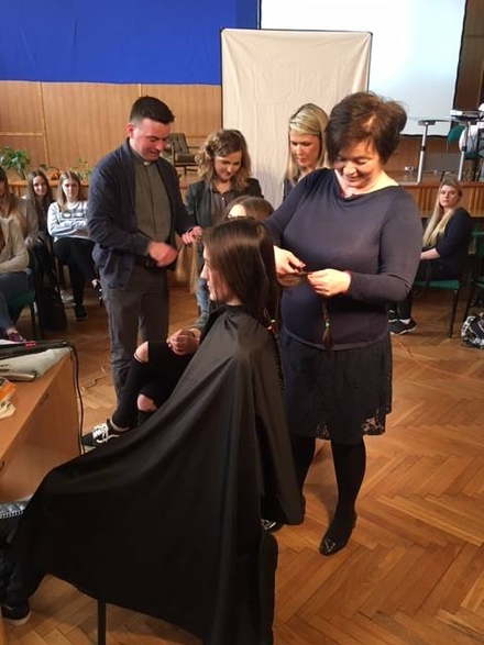 Piękny gest! Uczennice żorskiego „Tischnera” ścięły włosy dla kobiet walczących z rakiem, ZS-2
