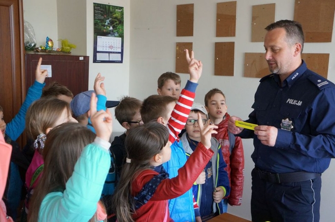 Dzieci miały okazję „przesłuchać” żorskiego komendanta policji, KMP Żory