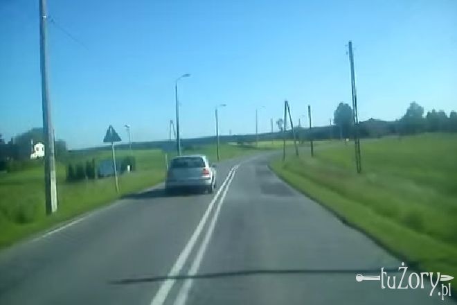 Kierowca golfa szaleje na trasie Jastrzębie-Żory. Nagraniem zajęli się policjanci żorskiej drogówki [wideo], YouTube.pl