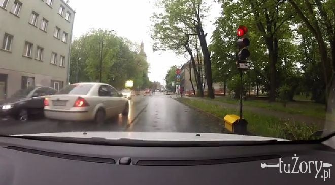 Żory, Rybnicka: kierowca zignorował czerwone światło i wymusił pierwszeństwo. Jechał na pamięć? (wideo), Żorski Dashcam