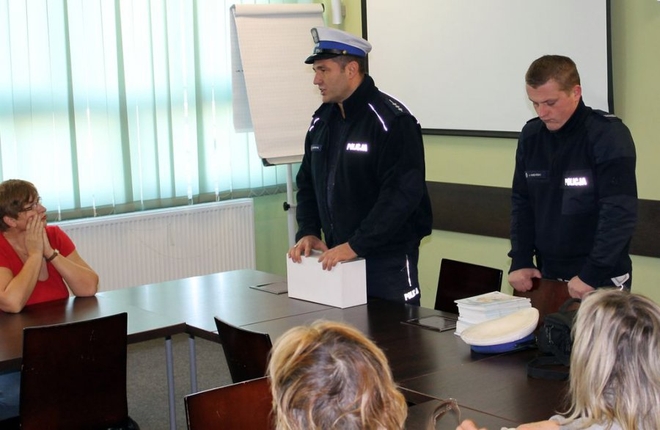Policjanci udzielili rad żorskim seniorom, KMP Żory