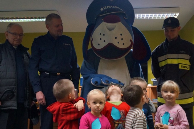 Policjanci i strażacy odwiedzili dzieci z żorskiej ochronki. Nie zabrakło prezentów, KMP Żory