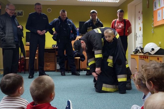 Policjanci i strażacy odwiedzili dzieci z żorskiej ochronki. Nie zabrakło prezentów, KMP Żory