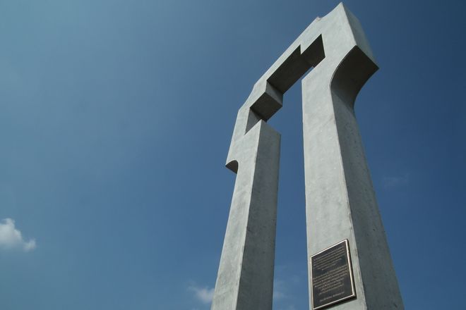 Nowy krzyż na cmentarzu parafilnymi przy ulicy Nowej w Żorach