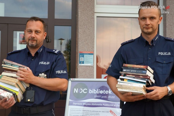 Policjanci podarowali czytelnikom blisko setkę książek, KMP Żory