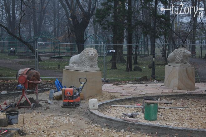 Ważące 600 kg lwy wróciły po renowacji do parku, mk