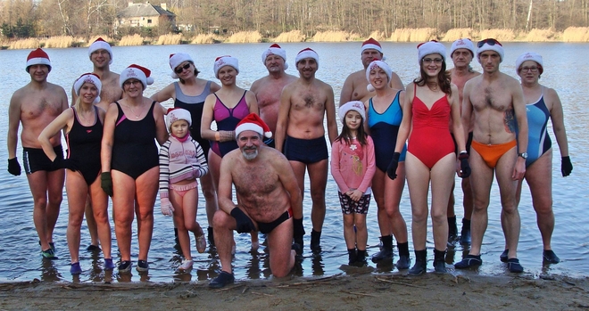 Członkowie MorsTorpedy nowy sezon na zimne kąpiele w Śmieszku rozpoczęli 15 listopada