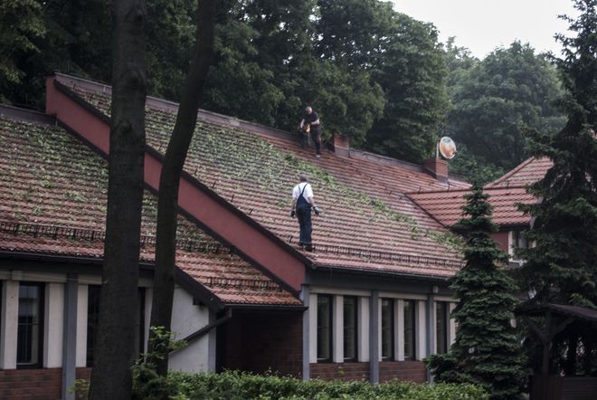 Naprawa uszkodzonych przez gradobicie dachówek.