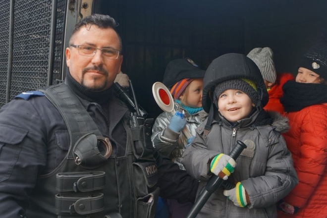 5-latek z Żor jest dumny ze swojego taty-policjanta, KMP Żory