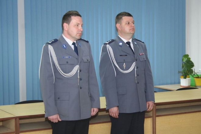 Mł. insp. Łukasz Krebs (po lewej) od dzisiaj rozpoczyna pracę na stanowisku komendanta miejskiego policji