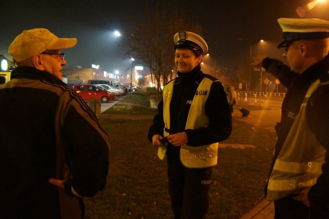Żory: policjanci przekonywali seniorów do noszenia odblasków, KMP Żory