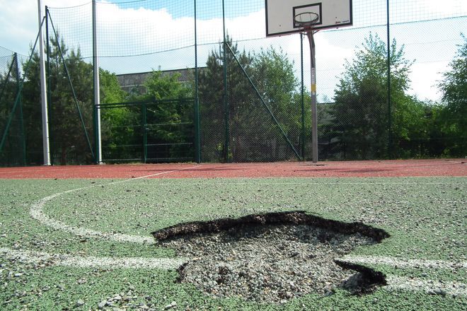 Boisko do koszykówki wybudowane w ramach programu ''Moje Boisko - Orlik 2012'' przy SP-17