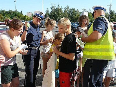 Policjanci przypomnieli dzieciom o bezpieczeństwie drogowym, KMP w Żorach