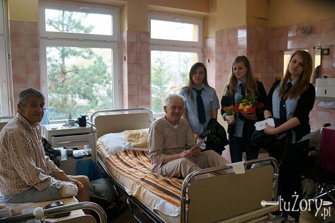 Mundurowi z życzeniami u pacjentów żorskiego szpitala, KMP Żory
