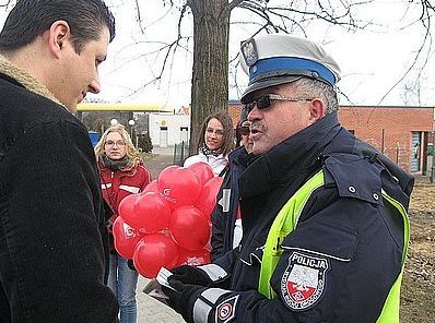 Walentynkowa akcja policji. Zamiast mandatu – upominek, KMP Żory