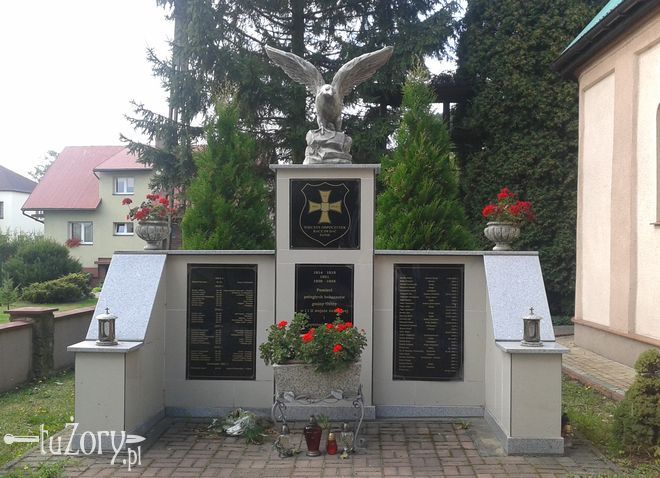 Przy skrzyżowaniu ulic Głównej i Szkolnej postawiono pomnik upamiętniający bohaterów Gminy Osiny poległych podczas I i II Wojny Światowej.