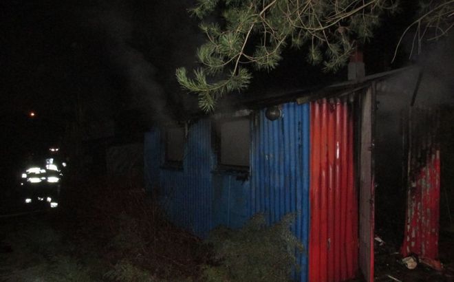 Suszec: 54-letni bezdomny ranny w pożarze altany, PSP Pszczyna