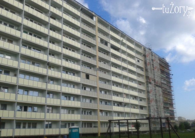 Na osiedlach praca wre - SM Nowa wymienia balkony i ociepla fronty bloków, wk