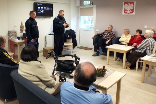 Policjanci odwiedzili seniorów z Dziennego Domu „Senior-WIGOR”. O czym rozmawiali?, KMP Żory