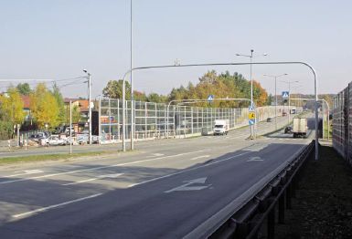 Na skrzyżowaniu DK 81 z ulicą Leśną stanęła nowa sygnalizacja świetlna.