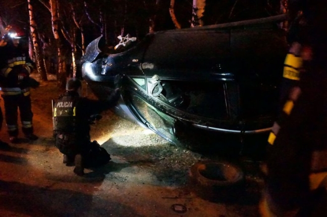 O krok od tragedii: młody kierowca seata dachował i uderzył w drzewo, KMP Żory