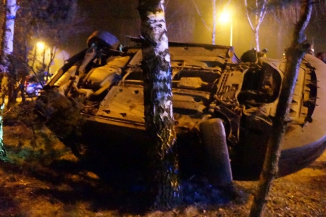 O krok od tragedii: młody kierowca seata dachował i uderzył w drzewo, KMP Żory